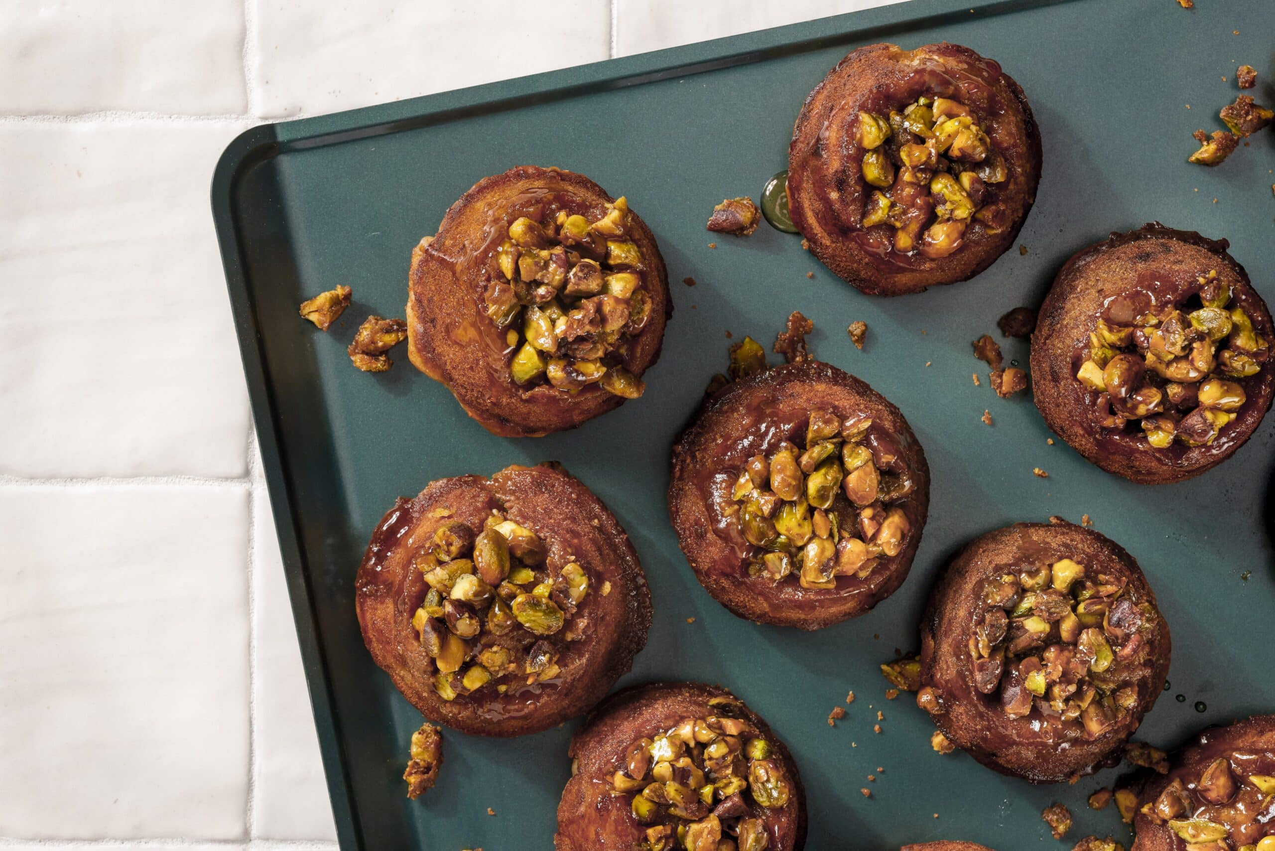 Featured image for “Magdalenas de plátano al revés con pistachos confitados”