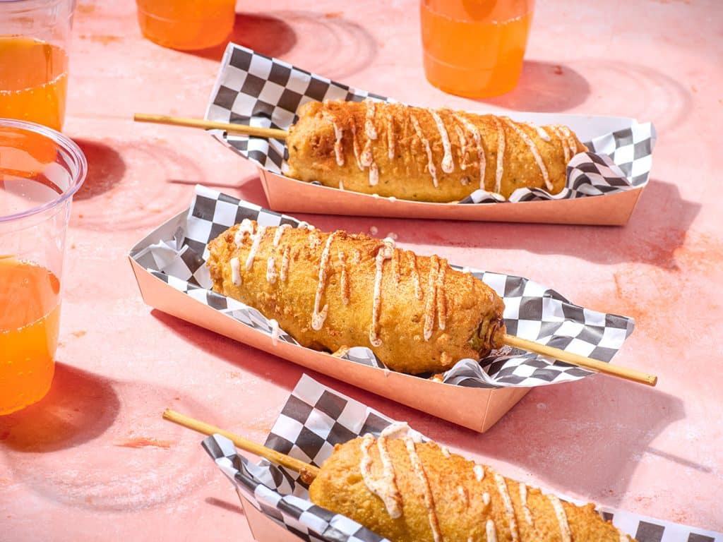 Mazorcas empanadas con crema de tajín