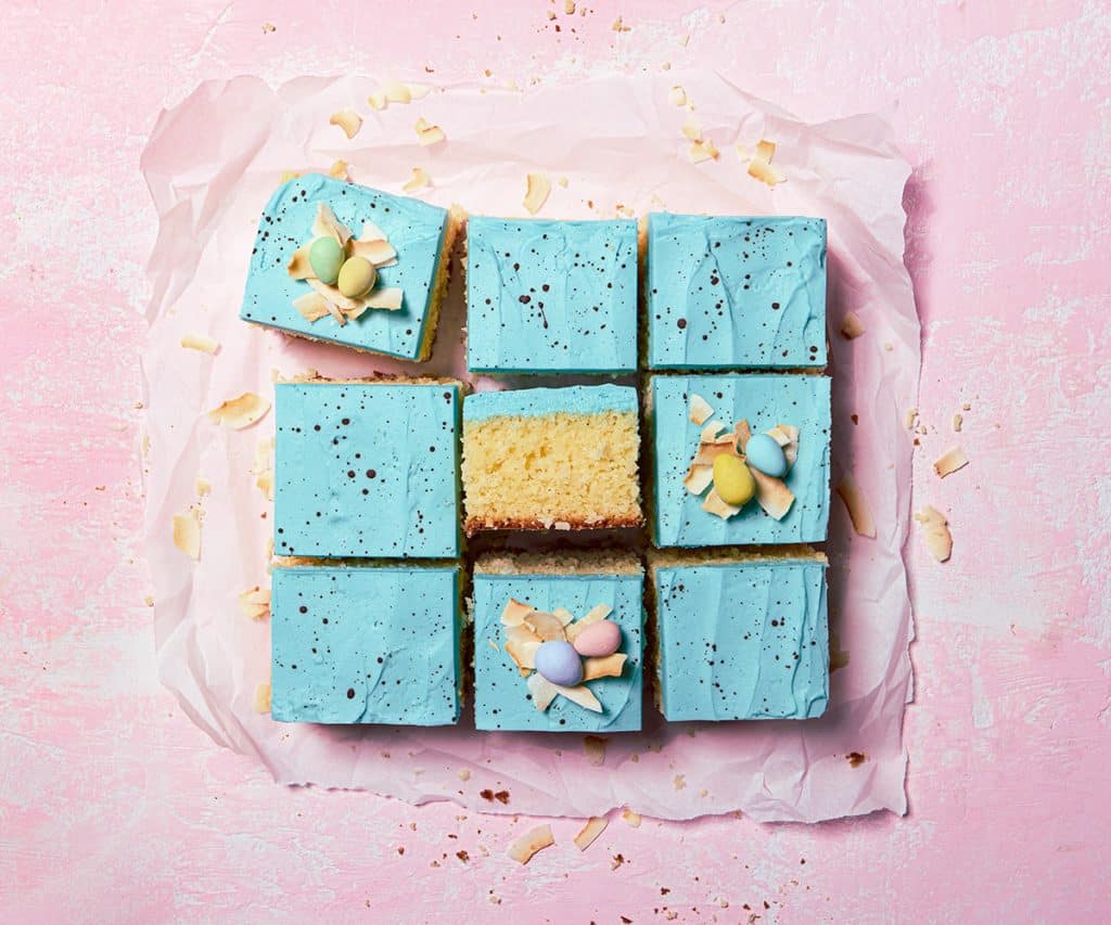 tarta-de-coco-moteada-de-pascua-facil